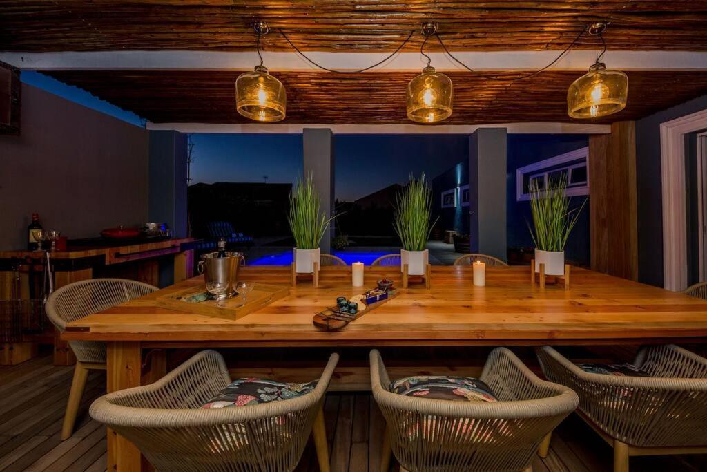 House W Pool, Fireplace, Braai